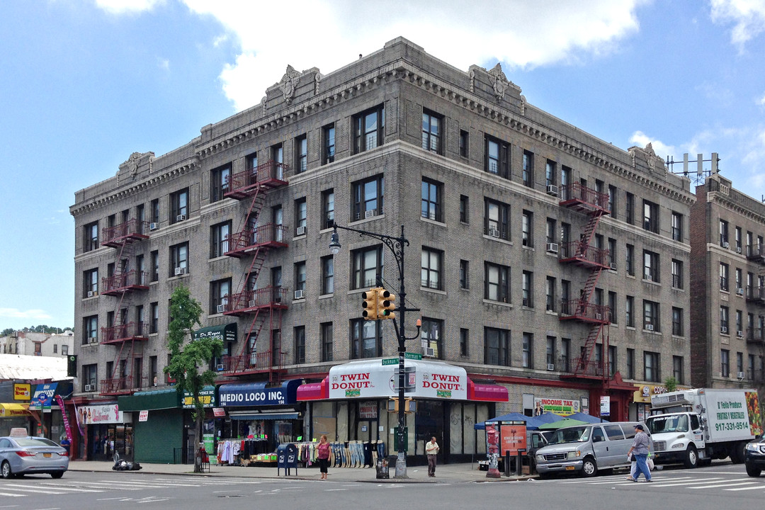 156-158 Dyckman St in New York, NY - Foto de edificio