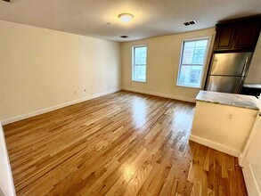 325 1st St in Jersey City, NJ - Building Photo - Building Photo