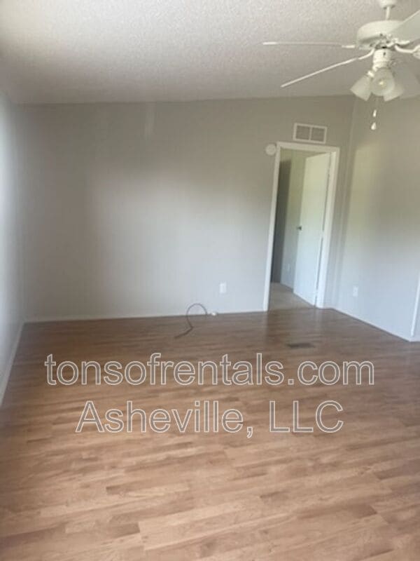205 Wormie Ln in Hendersonville, NC - Building Photo - Building Photo