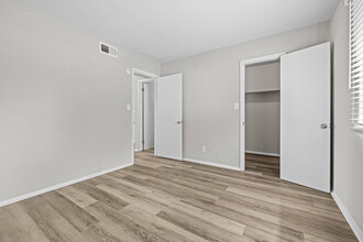 Peninsula Pointe Apartments in Hampton, VA - Building Photo - Interior Photo