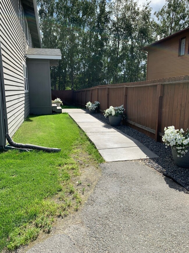 1350 Balfour dr, Unit 2 in Anchorage, AK - Building Photo - Building Photo