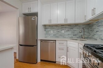 92 Reynolds Ct in Matawan, NJ - Building Photo - Building Photo