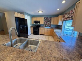 332 Lydall St in Manchester, CT - Building Photo