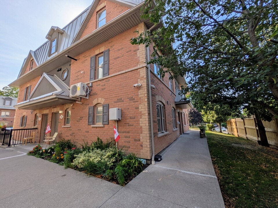 760 King St E in Oshawa, ON - Building Photo