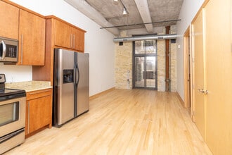 239 E Chicago St in Milwaukee, WI - Building Photo - Building Photo