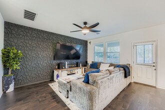 2902 Bronx Dr in Austin, TX - Foto de edificio - Building Photo