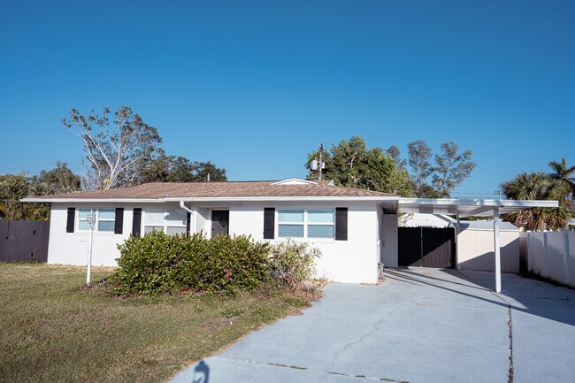 6671 Fiesta Way in Ft. Myers, FL - Building Photo - Building Photo
