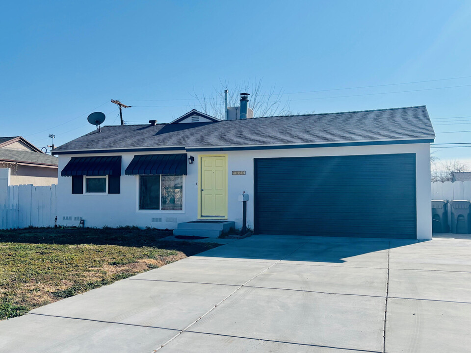 1860 E Ave Q10 in Palmdale, CA - Building Photo