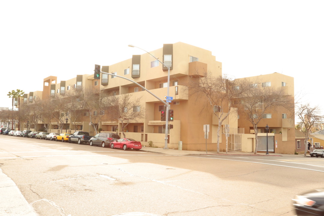 Hacienda Townhomes in San Diego, CA - Building Photo