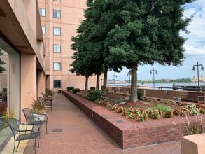 Harbor Tower Apartments in Portsmouth, VA - Foto de edificio - Building Photo