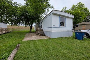 106 Clark St in Ingram, TX - Building Photo
