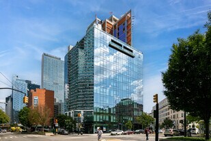 5 Court Sq in Long Island City, NY - Building Photo