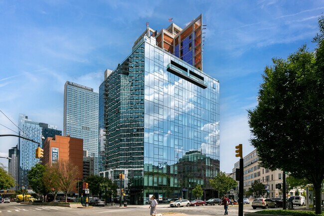 5 Court Sq