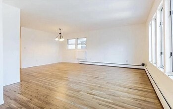 136 Suburbia Terrace in Jersey City, NJ - Building Photo - Building Photo