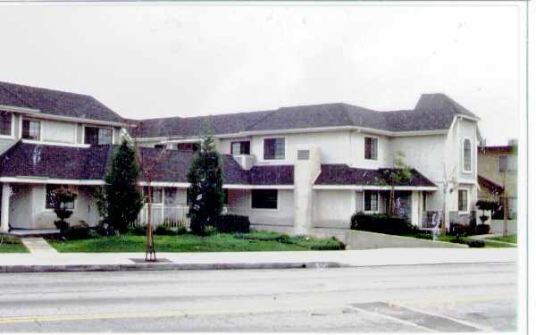 110-118 N Atlantic Ave in Alhambra, CA - Building Photo - Building Photo