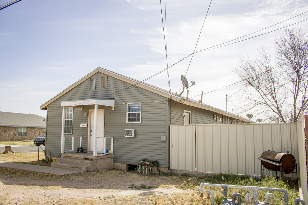 2400 College Ave in Midland, TX - Building Photo