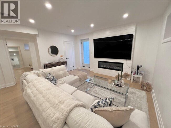 31 Colin Crescent in Hamilton, ON - Building Photo - Building Photo