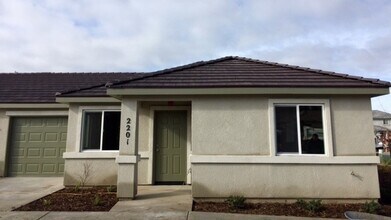 2201-2203 W Lark Ave in Visalia, CA - Building Photo - Building Photo