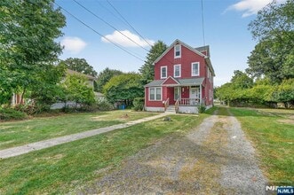 66 Boulevard in New Milford, NJ - Foto de edificio - Building Photo
