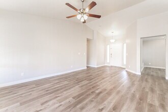 35 Tidwell Ln in Henderson, NV - Building Photo - Building Photo