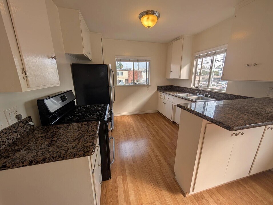3408 Mentone Ave in Los Angeles, CA - Building Photo