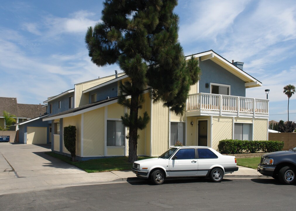 4931 Charlene Cir in Huntington Beach, CA - Building Photo