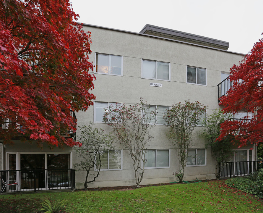 Lanai Lodge in New Westminster, BC - Building Photo