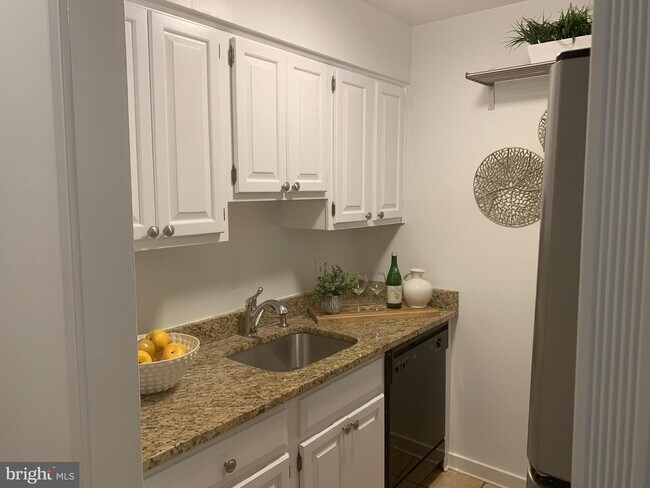 2248 Washington Ave-Unit -W-102 in Silver Spring, MD - Foto de edificio - Building Photo