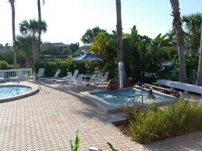 5537 Sea Forest Dr, Unit 104 in New Port Richey, FL - Building Photo - Building Photo