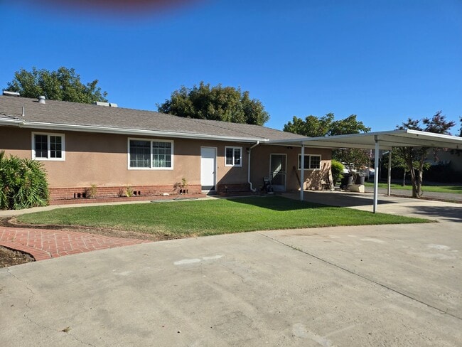13582 Grangeville Blvd in Hanford, CA - Building Photo - Building Photo