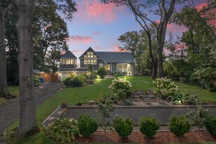 52 Shorehaven Rd in Norwalk, CT - Building Photo