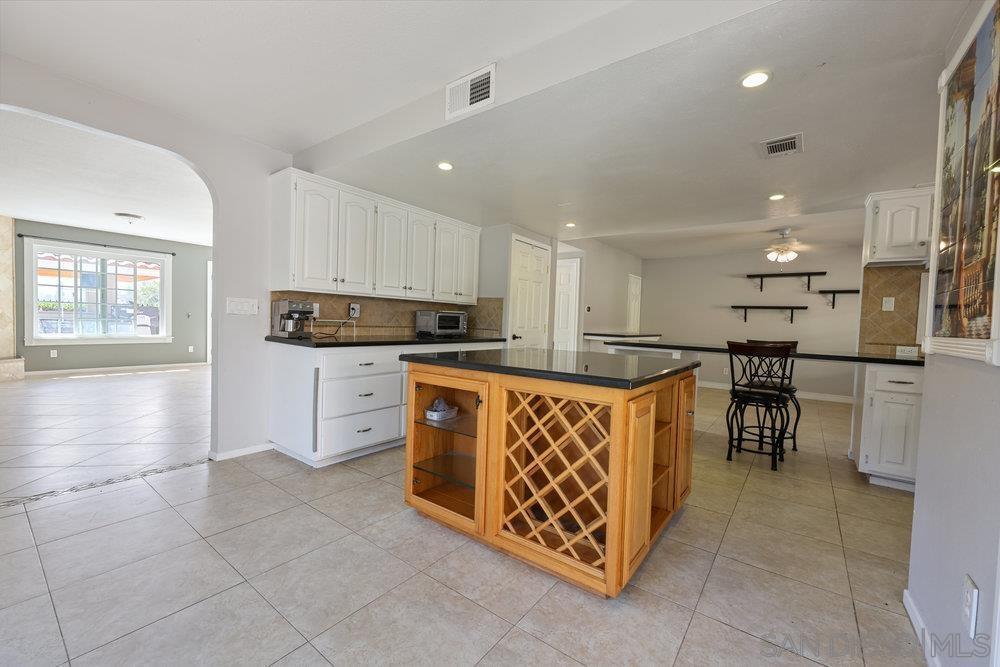 1240 Tres Lomas Dr in El Cajon, CA - Building Photo