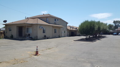 5702 Lindhurst Ave in Marysville, CA - Foto de edificio - Building Photo