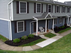 Rolling Hills Townhomes and Cottages in Parkersburg, WV - Building Photo - Building Photo