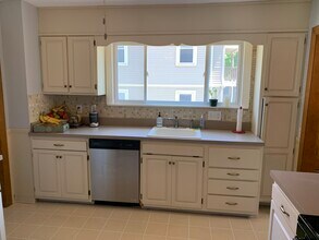 1092 Main St, Unit 1 in Waltham, MA - Foto de edificio - Building Photo