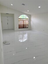 3380 NW 78th Ave in Margate, FL - Foto de edificio - Building Photo