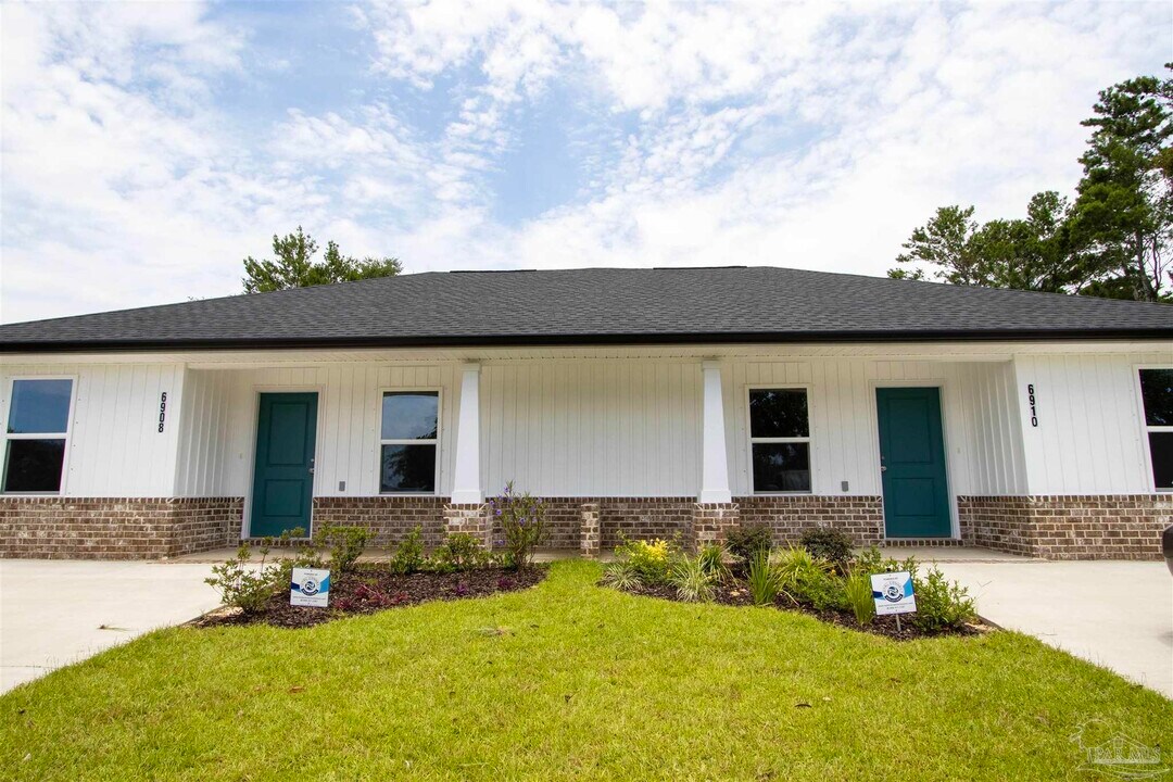 6910 Sea Turtle Cir in Navarre, FL - Building Photo