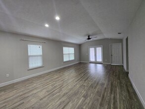 687 SW 251st St in Newberry, FL - Foto de edificio - Building Photo