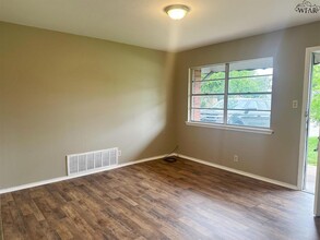 1632 Las Vegas Trail in Wichita Falls, TX - Building Photo - Building Photo