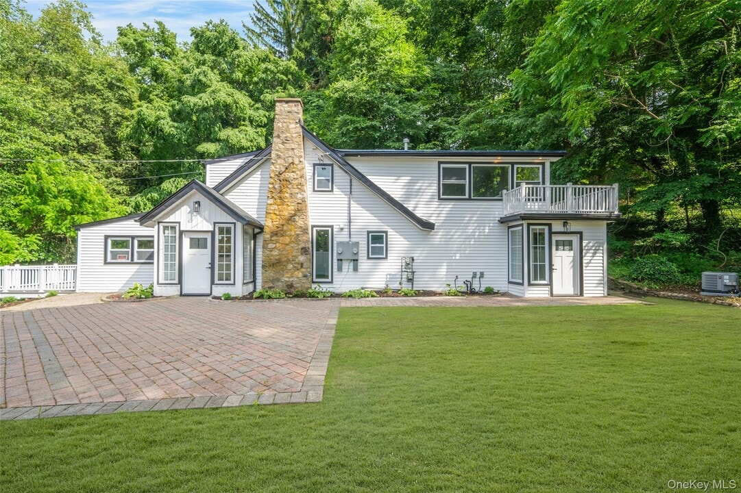 390 E Main St in Centerport, NY - Building Photo