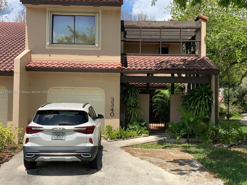 3340 Torremolinos Ave in Doral, FL - Foto de edificio