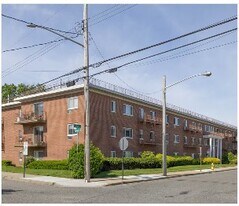 88 Lenox Rd in Rockville Centre, NY - Building Photo