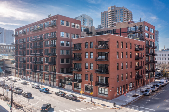 Clinton Street Lofts in Chicago, IL - Building Photo - Building Photo