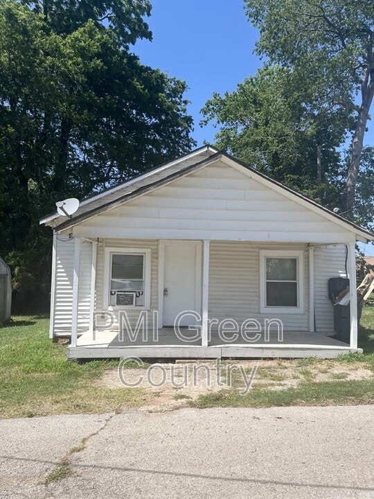 219 N Bristow Ave in Coweta, OK - Building Photo