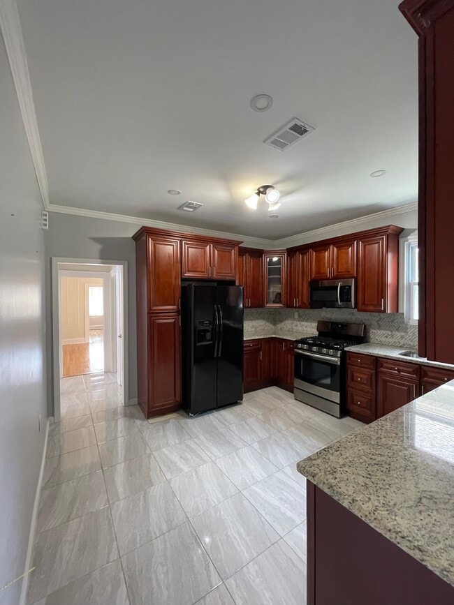 1018 Kilsyth Rd, Unit 2 in Elizabeth, NJ - Foto de edificio - Building Photo