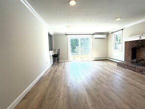 8 Crawford Ct in Huntington Station, NY - Building Photo - Building Photo
