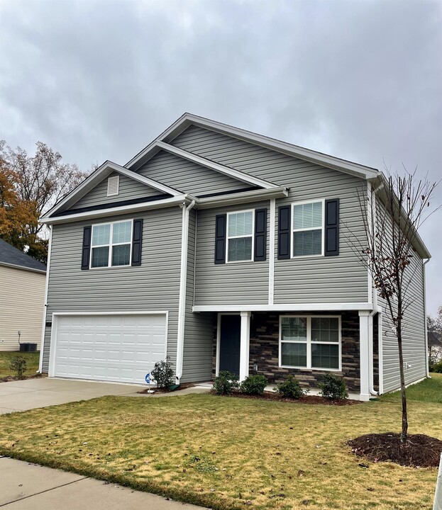 1496 Weatherend Dr in Rural Hall, NC - Foto de edificio