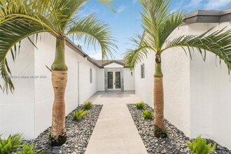 6270 NW 199th St in Hialeah, FL - Building Photo - Building Photo
