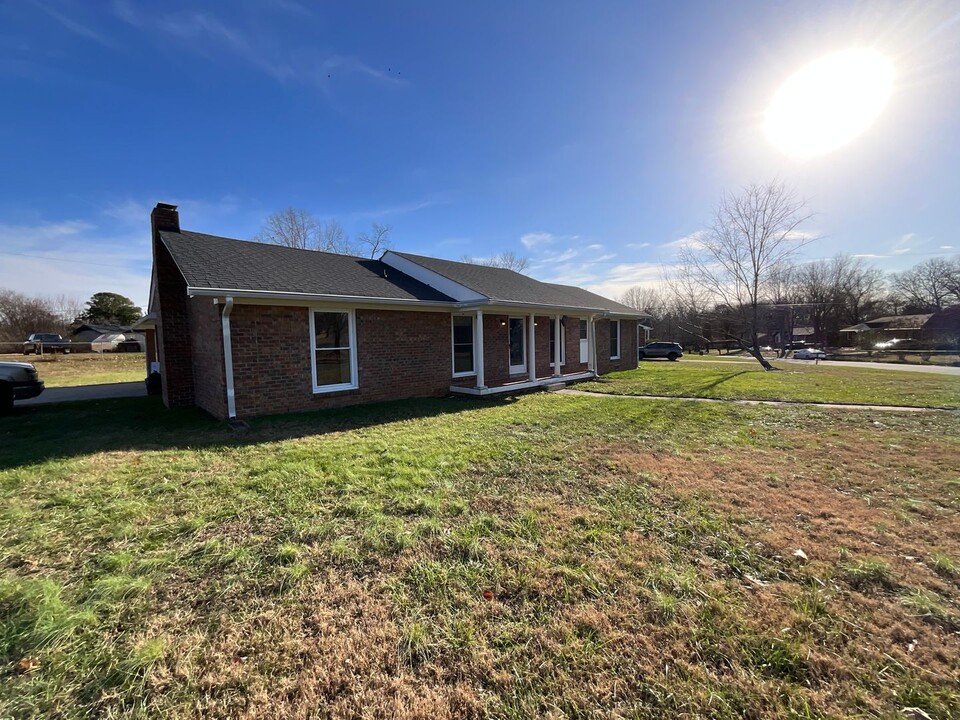 1592 Freestone Dr in Clarksville, TN - Building Photo