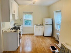 145 Carpenter Ave, Unit 5 in Sea Cliff, NY - Building Photo